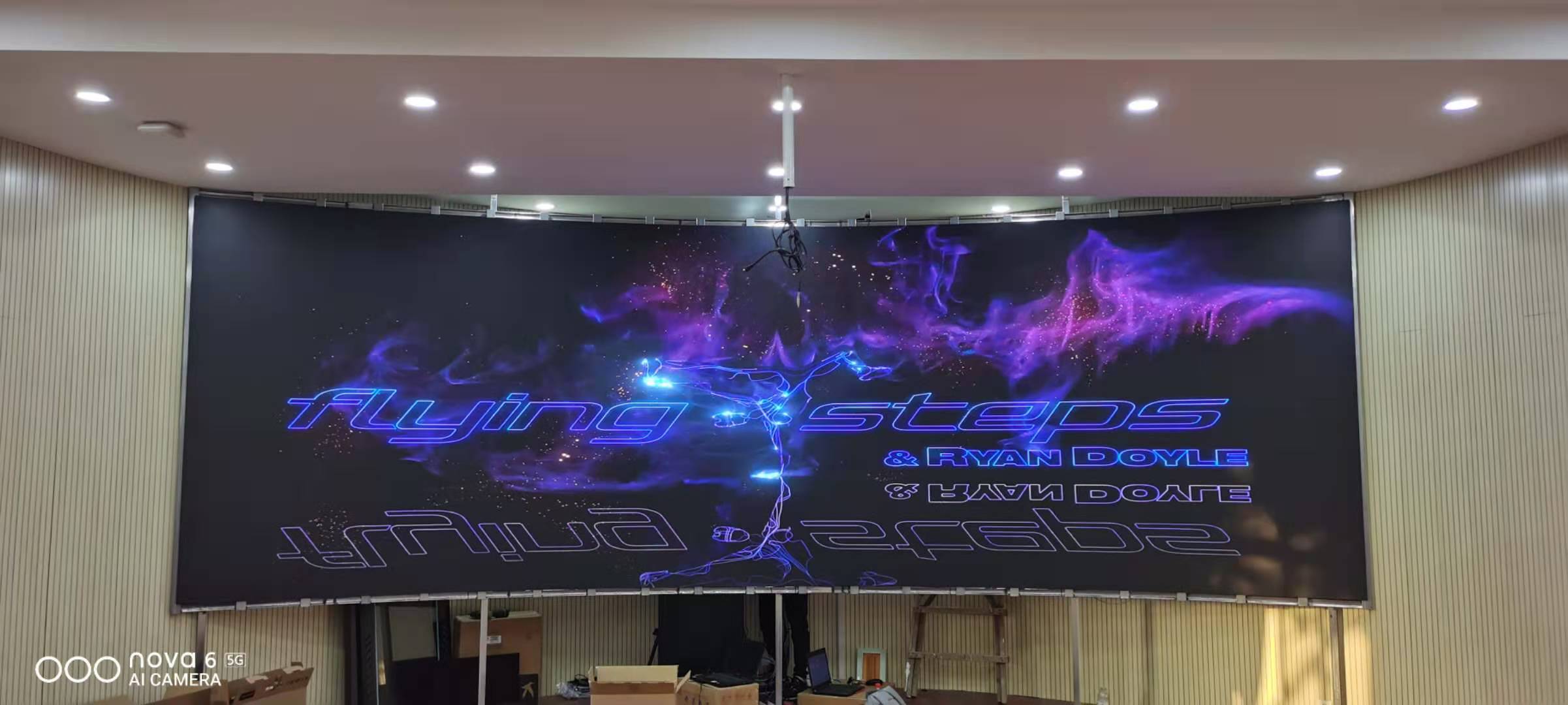 上海業(yè)大弧形屏P1.875